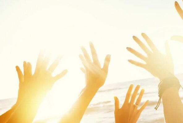 léto - ruce natažené proti slunci